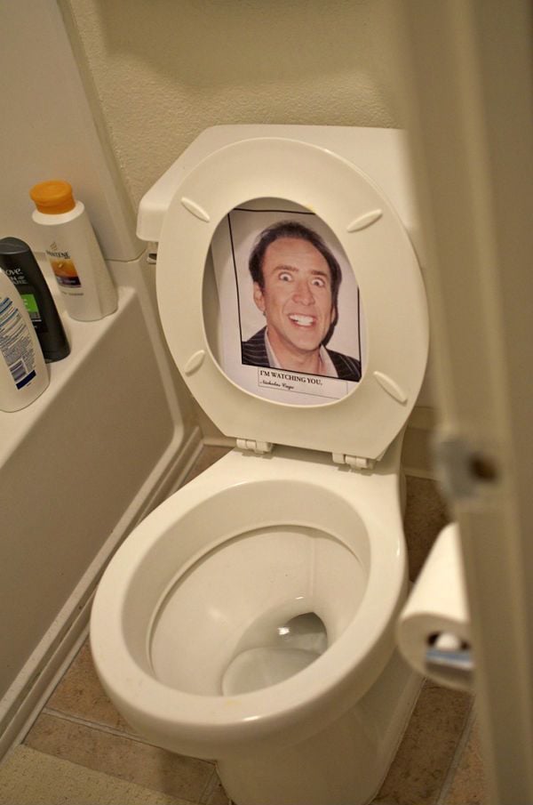 شوخی اداری با عکس نیکلاس کیج روی صندلی توالت