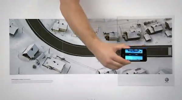 Anuncio impreso interactivo de Volkswagon con una extensión de tres páginas que simula una prueba de manejo de automóvil a través de un teléfono inteligente.