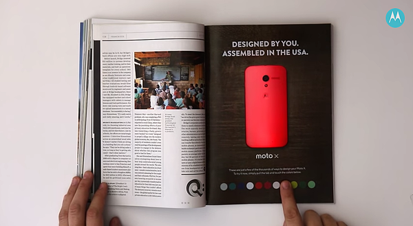 Anuncio impreso interactivo de Motorola y Wired Magazine que cambia el color del teléfono inteligente en la página.