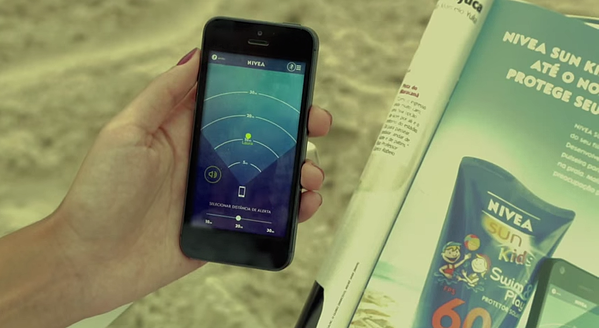 Anuncio impreso interactivo de Nivea que incluye una pulsera para rastrear a su hijo a través de un teléfono inteligente.