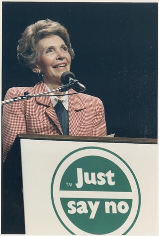 Photograph_of_Mrs._Reagan_speaking_at_a_-Just_Say_No-_Rally_in_Los_Angeles_-_NARA_-_198584