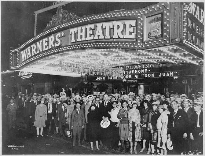1010px-First-nighters_posing_for_the_camera_outside_the_Warners_Theater_before_the_premiere_of_-Don_Juan-_with_John_Barrymore_-_NARA_-_535750.jpg