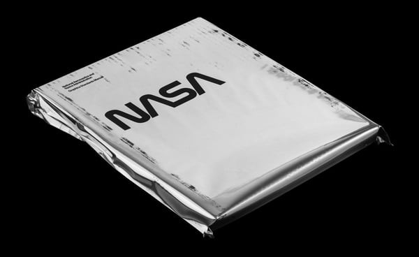La portada blanca del Manual de Normas Gráficas de la NASA 