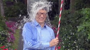 Bill Gates participe au ice bucket challenge de la SLA.