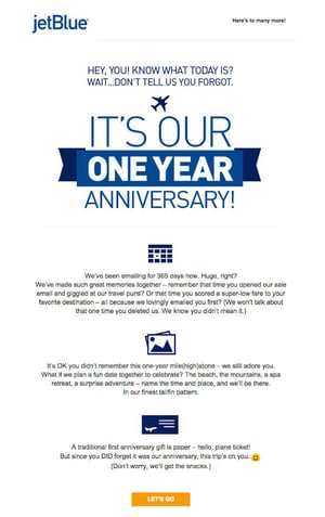 Correo electrónico de JetBlue que dice que es nuestro primer aniversario. llevamos 365 días enviando correos electrónicos a continuación, dice que está bien que no te hayas acordado de este primer aniversario y que un regalo tradicional de primer aniversario es el papel -¡hola billete de avión! pero como sí te olvidaste de que era nuestro aniversario, este viaje va por tu cuenta's our one year anniversary. we've been emailing for 365 days now" below, it reads "it's OK you didn't remember this one-year mile(high)stone" and "a traditional first anniversary gift is paper - hello plane ticket! but since you did forget it was our anniversary, this trip's on you"