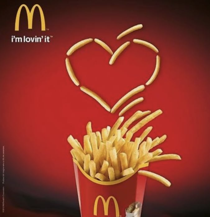 Любовь слоганы. Реклама макдональдс. Плакат макдональдс. Креативная реклама макдональдс. Рекламные плакаты макдональдс.