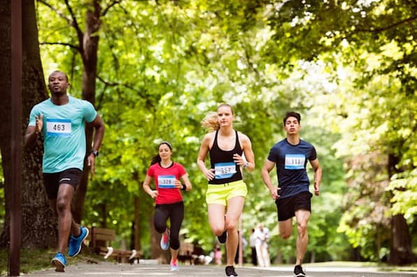 Menschen laufen Marathon als Symbol fuer Konkurrenz