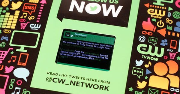 Anuncio impreso interactivo de CW Network con pantalla LCD en la edición de Entertainment Weekly.