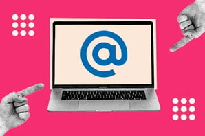 φορητό υπολογιστή που δείχνει το σήμα email για να αντιπροσωπεύει τους καλύτερους ελεύθερους και ιδιωτικούς παρόχους λογαριασμού ηλεκτρονικού ταχυδρομείου