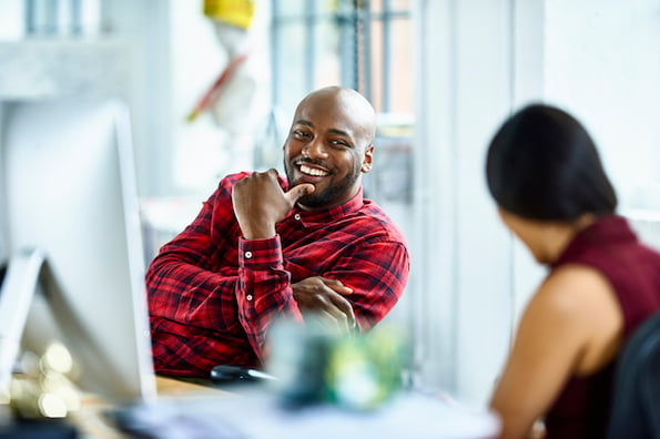 Two marketers discussing free project management software