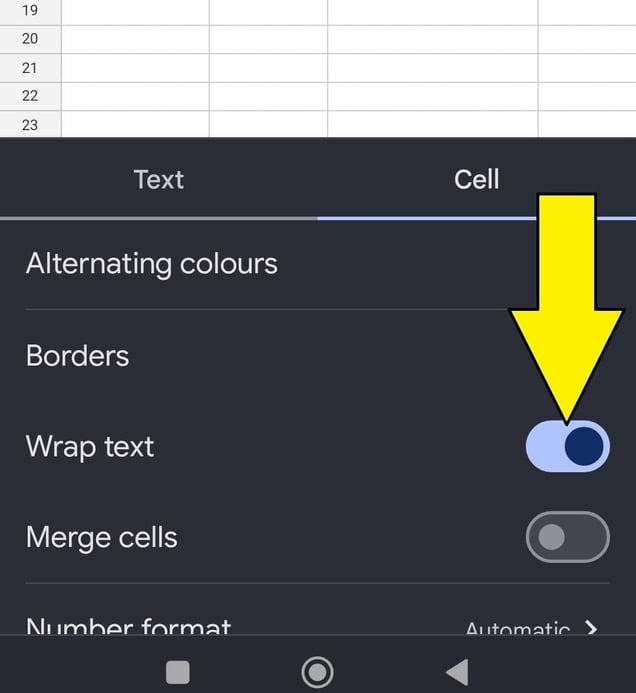 نحوه بسته بندی متن در Google Sheets در تلفن همراه، یک فلش که به دکمه wrap text اشاره می کند که روشن است. 