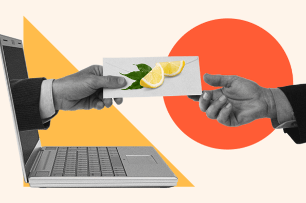 Bilgisayardan çıkan bir el, bir iş adamına pazarlamadaki durgunluğu simgeleyen limonlu bir zarf verir.