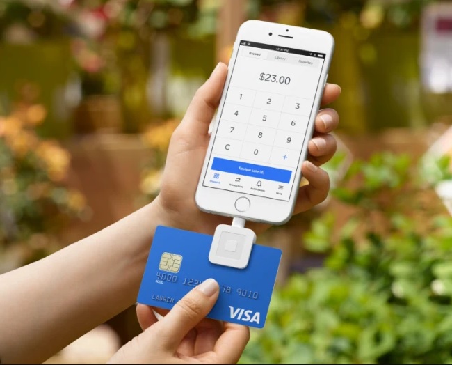 Using mobile card reader to take credit card payment with smartphone
