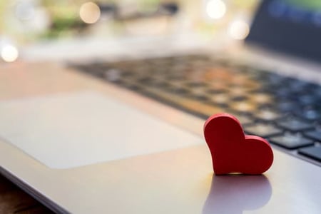 B2B sales rep sends Valentine's Day themed email to prospects