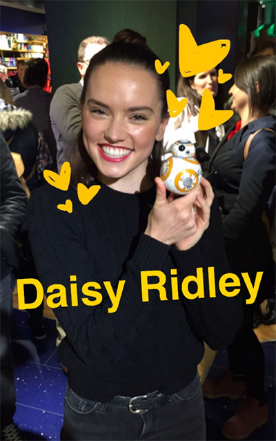 Daisy Ridley posando con BB-8
