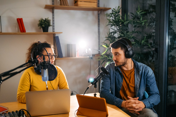 Clubhouse vs. Podcasts: Which Should Marketers Use? [Data + Expert Tips]