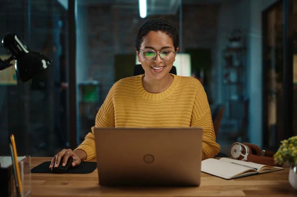 A B2C Marketer creates a campaign on her laptop that leverages the latest b2c marketing trends.