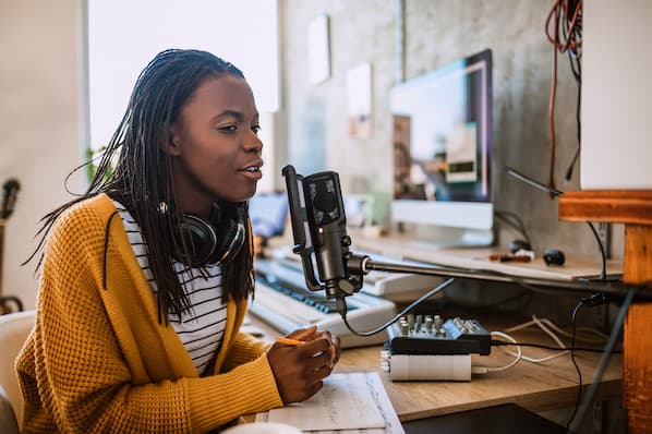 38 Podcast Stats That Advertisers Need to Know in 2022