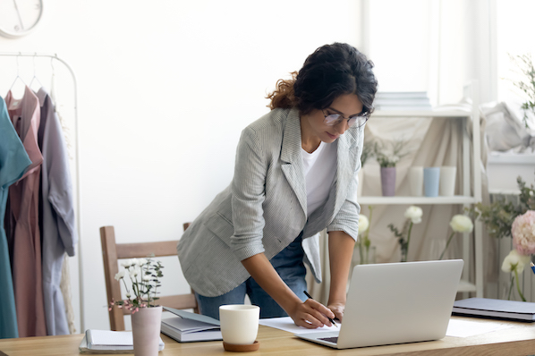 woman using a computer to find a modern wordpress theme